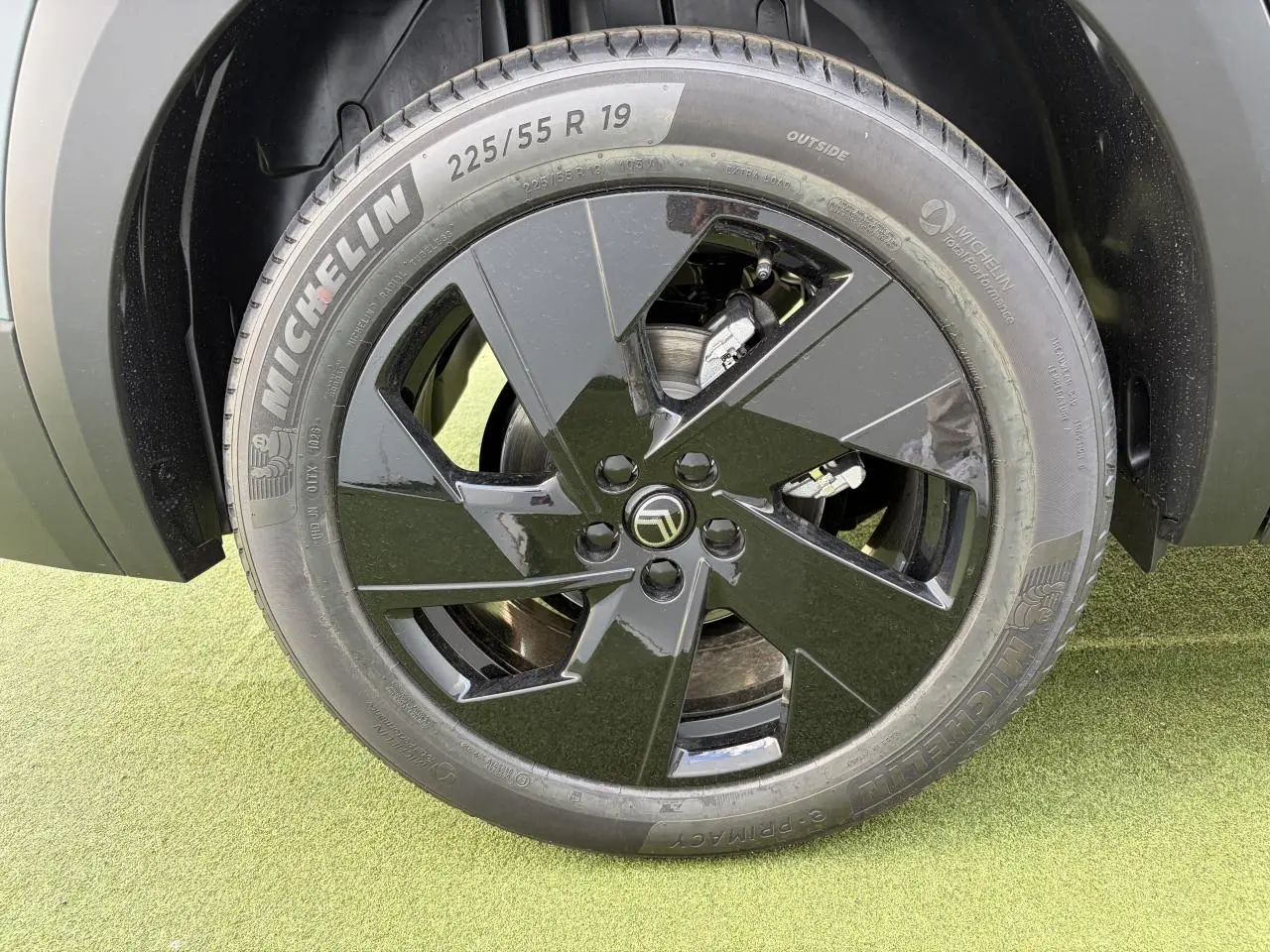 Gros plan sur la roue avant droite du Citroën C5 Aircross 2026, jante alliage noire brillante avec logo Citroën central.
