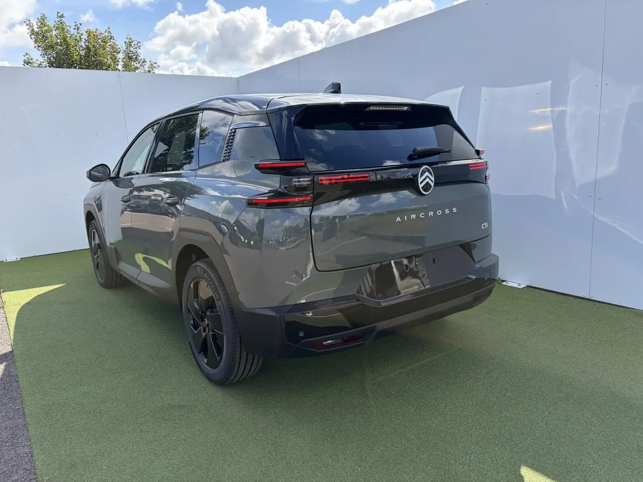 Vue 3/4 arrière droite d’un Citroën C5 Aircross 2026 vert Astoria avec toit noir et feux arrière LED horizontaux.