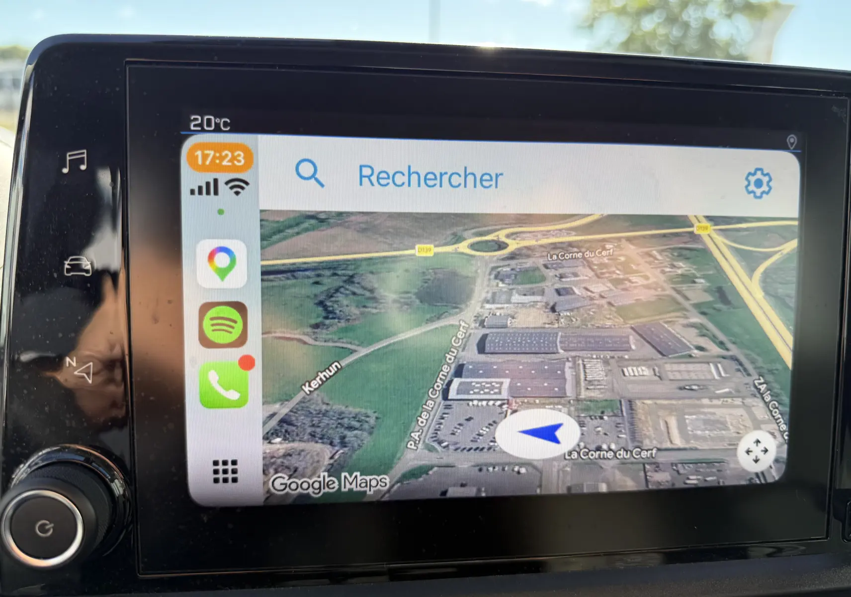 Écran tactile central du Peugeot Rifter 2019 affichant la navigation Google Maps en vue satellite, avec commandes tactiles sur la gauche.