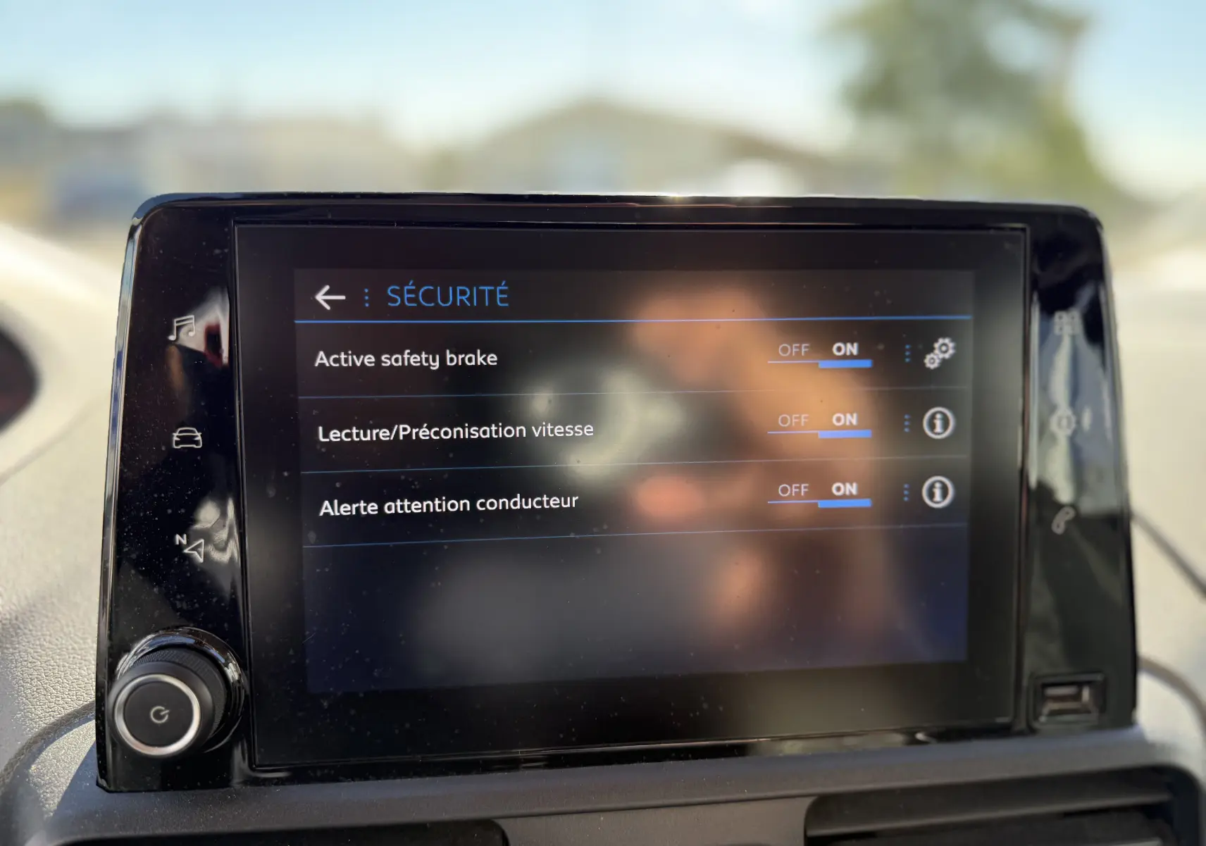 Écran tactile du tableau de bord du Peugeot Rifter 2019 affichant les réglages de sécurité activés.