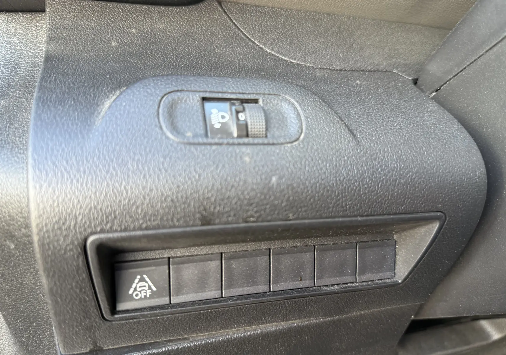 Gros plan sur les commandes noires du tableau de bord côté conducteur du Peugeot Rifter Copper Metallic 2019.