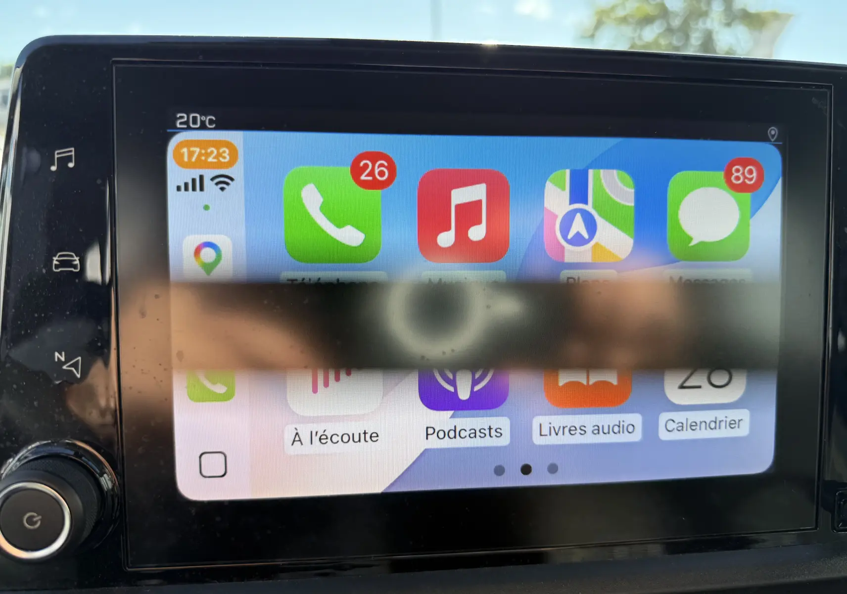 Écran tactile central du Peugeot Rifter 2019 affichant l'interface Apple CarPlay avec icônes colorées.