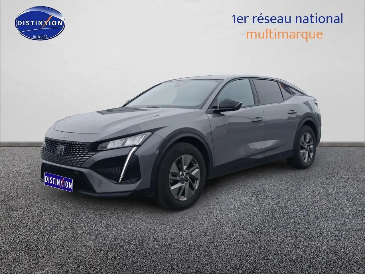 Peugeot 408 Hybrid gris sellenium vue 3/4 avant droit avec feux LED et jantes alu distinctives.