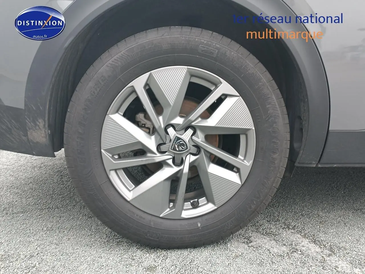Gros plan sur la roue avant droite gris sélénite d'une Peugeot 408 Hybrid 145 allure e-dcs6 2024.
