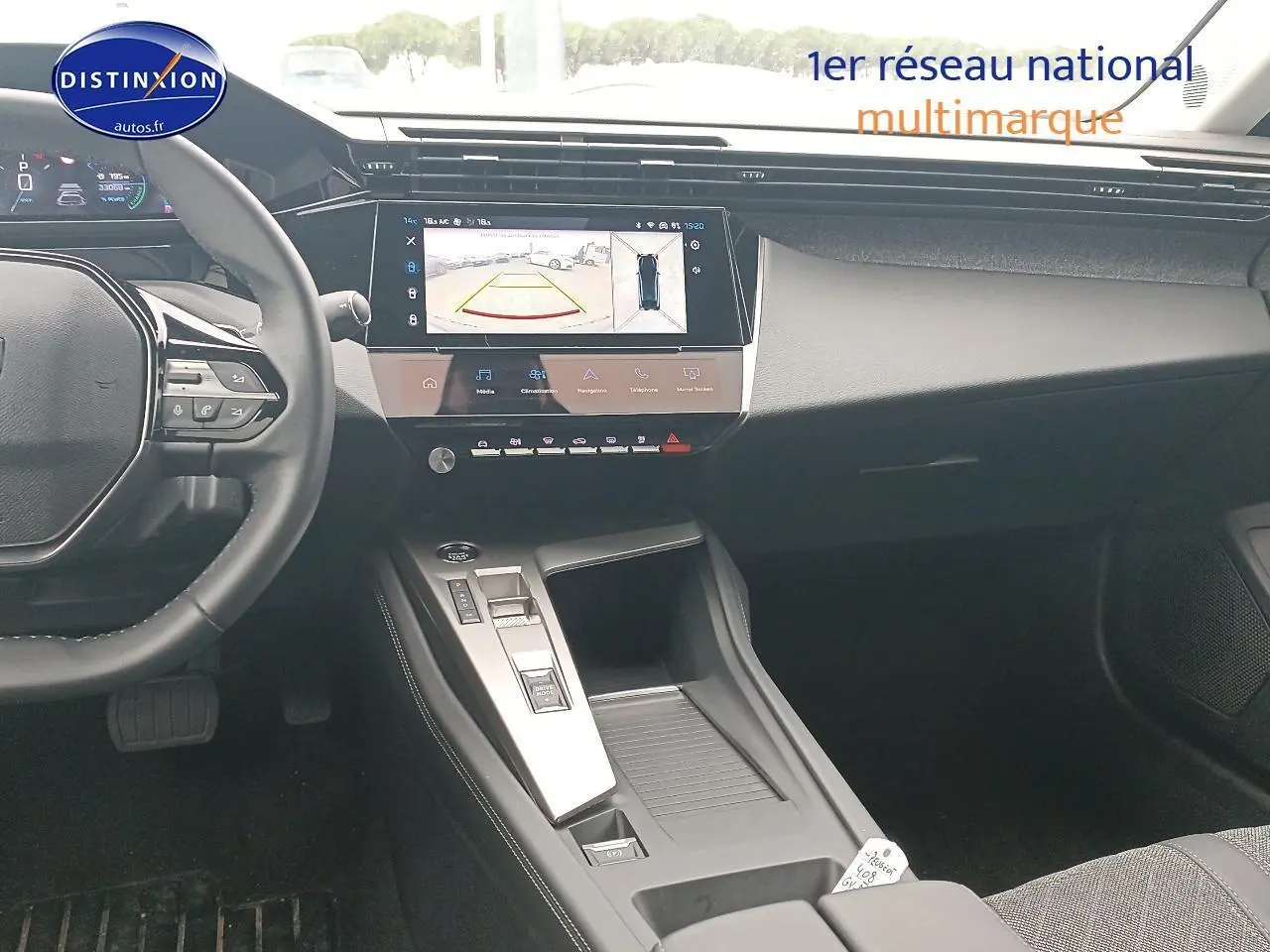 Vue intérieure avant de la Peugeot 408 Hybrid 145 allure e-dcs6 2024, tableau de bord et écran tactile avec caméra de recul.