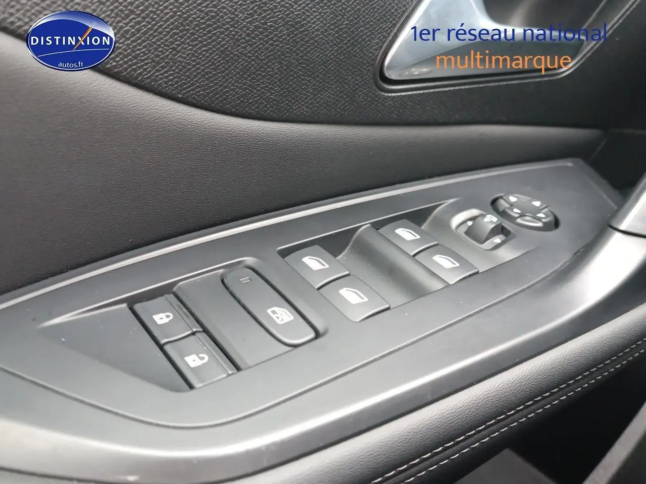 Gros plan sur les commandes de lève-vitres et rétroviseurs côté conducteur d'une Peugeot 408 gris sélénite 2024.