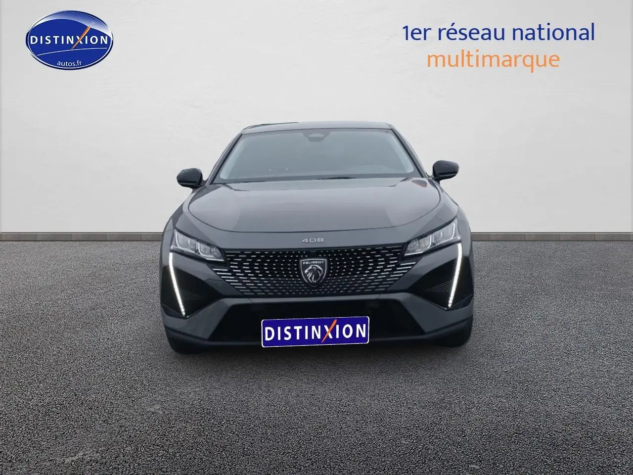 Vue frontale d'une Peugeot 408 gris sélénite avec feux diurnes LED en forme de griffes distinctives.