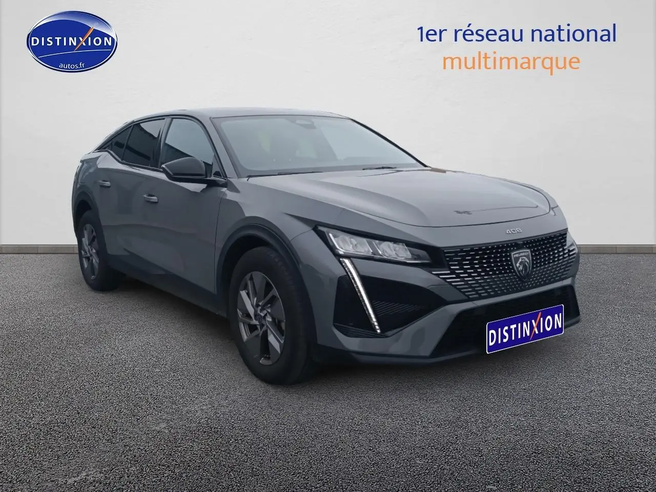 Peugeot 408 Hybrid 145 allure gris sellenium vue 3/4 avant droit avec calandre distinctive et phares LED.