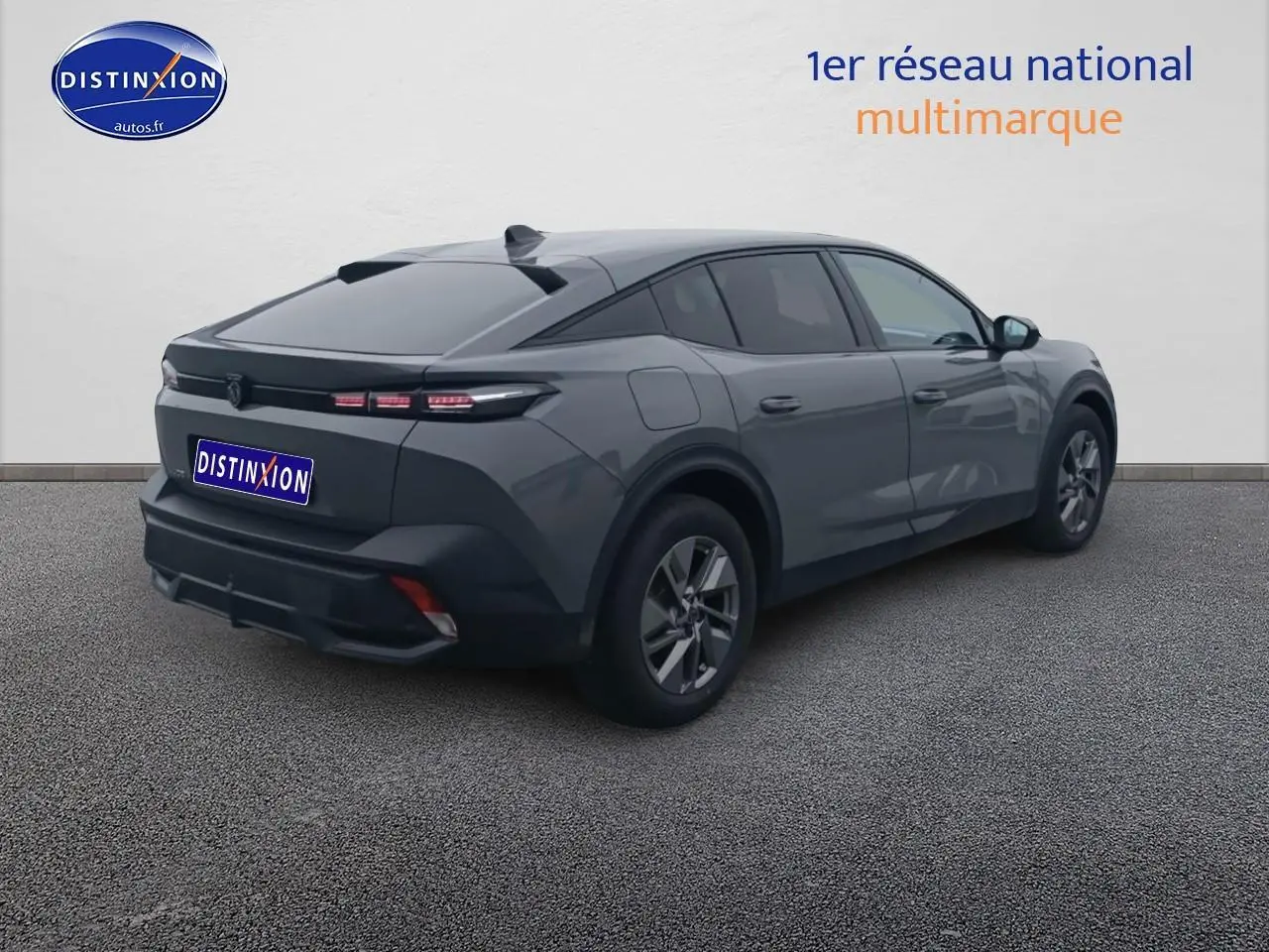 Vue 3/4 arrière droit d’une Peugeot 408 Hybrid 145 gris sellenium avec feux arrière LED et jantes alu.