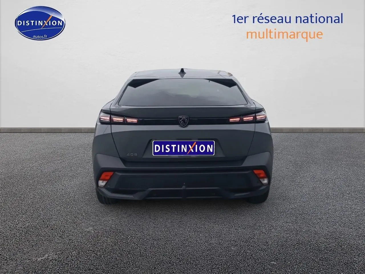 Vue arrière d'une Peugeot 408 Hybrid 145 allure gris sellenium avec feux arrière LED allumés sur fond neutre.