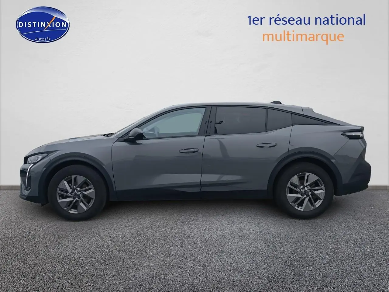 Profil droit de la Peugeot 408 Hybrid 145 allure gris sellenium e avec jantes alu et vitres surteintées.