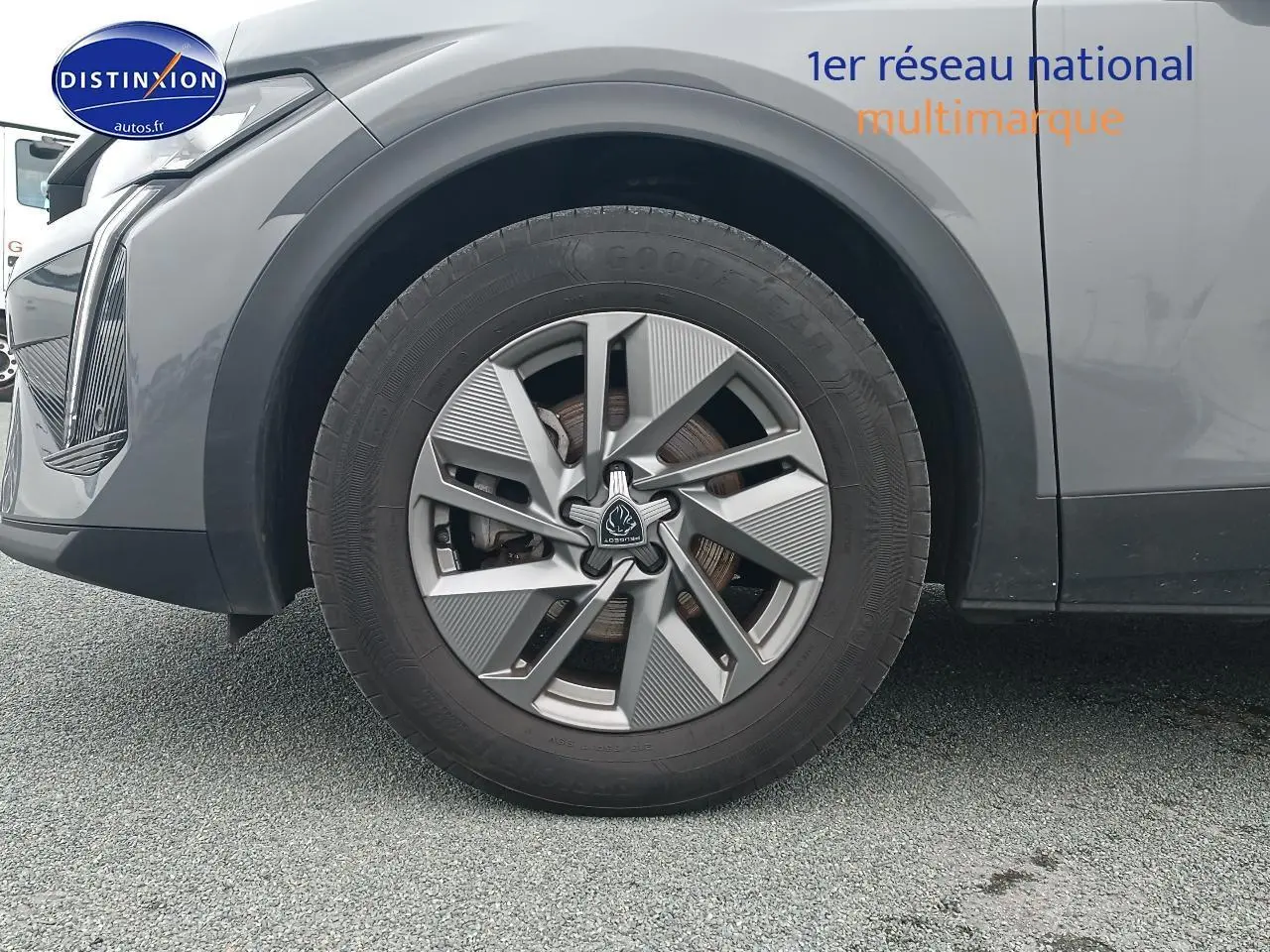 Gros plan sur la roue avant gauche et la jante alu gris sellenium d'une Peugeot 408 Hybrid 145 allure e-dcs6 2024.