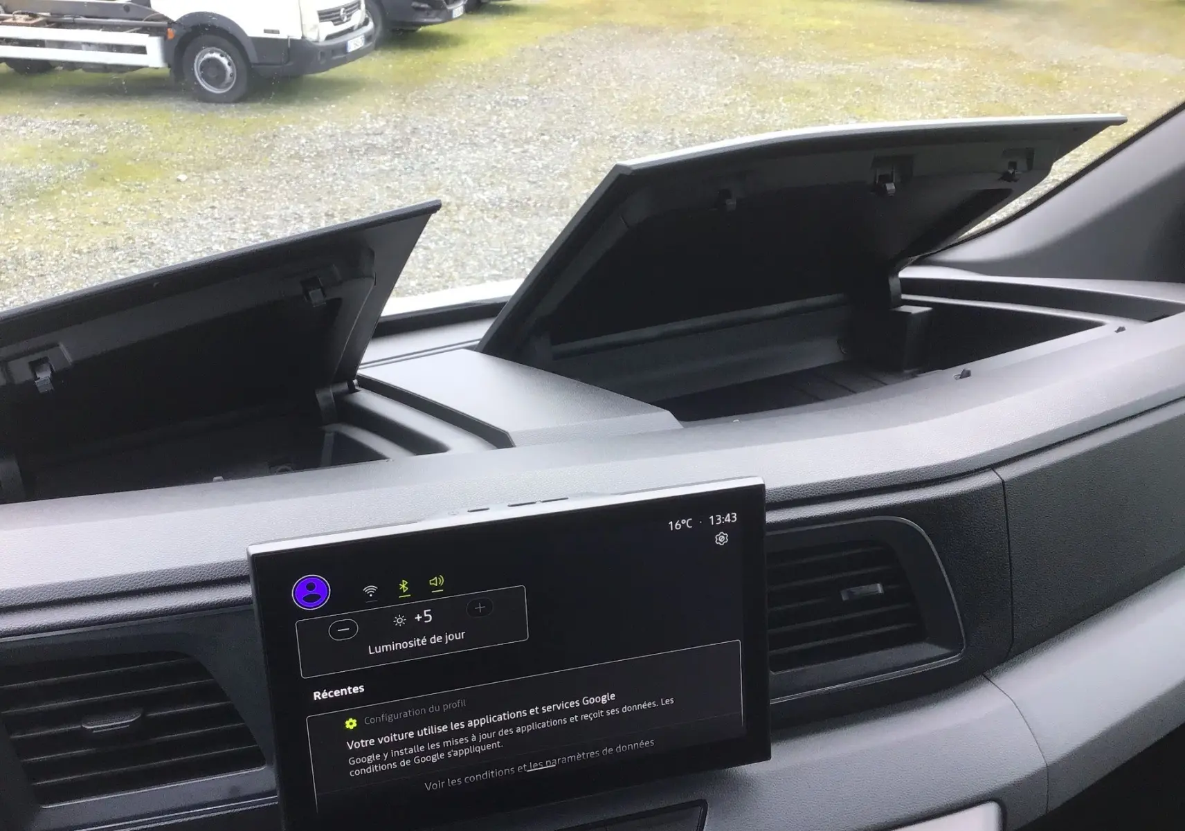 Vue intérieure du tableau de bord du Renault Master blanc 2026, avec double rangement ouvert et écran tactile central.