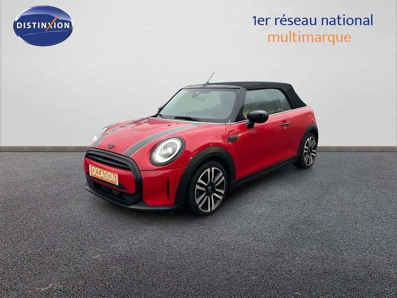 MINI Cabriolet F57 rouge chili vue 3/4 avant droit avec toit noir et bandes grises sur le capot.
