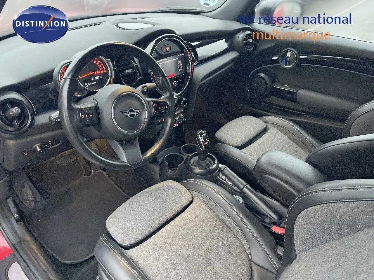 Intérieur de la MINI Cabriolet F57 2023, vue côté conducteur, sièges gris tissu et cuir, tableau de bord moderne noir.