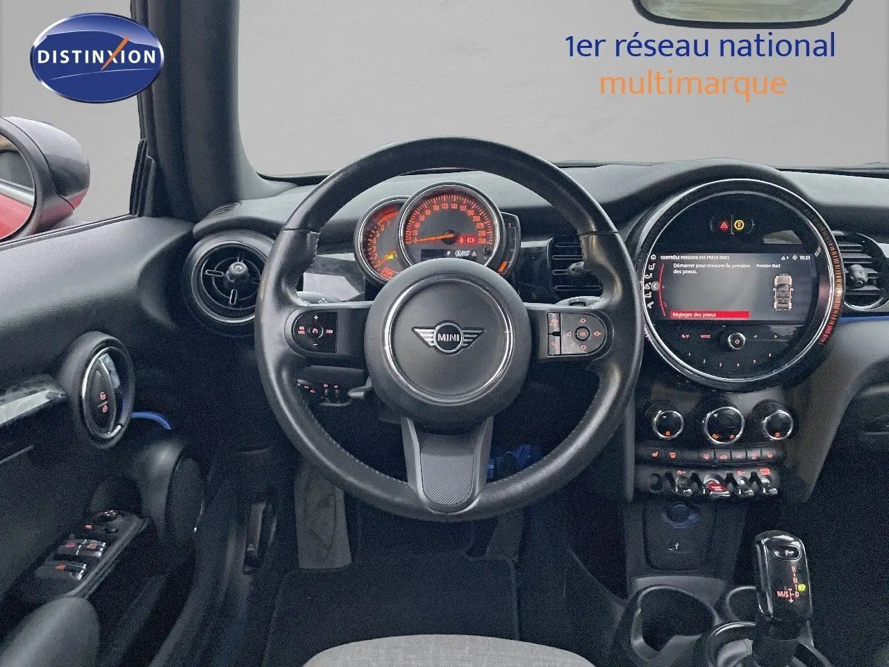 Vue intérieure du tableau de bord et volant noir du MINI Cabriolet F57 2023 avec écran central rond et commandes intégrées.