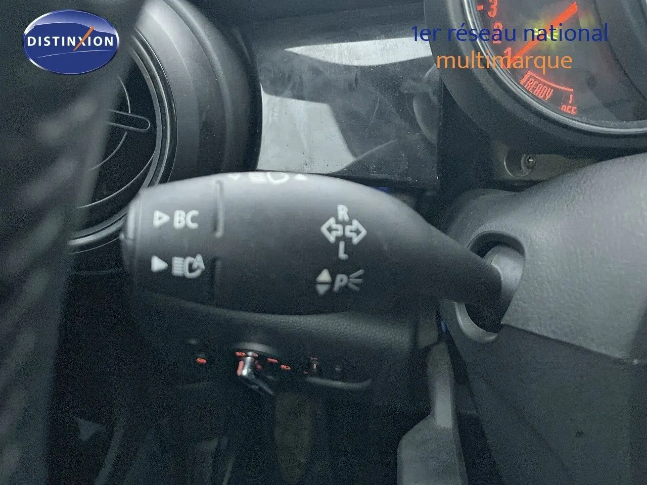 Le levier de clignotant et commandes au volant côté gauche dans l'habitacle d'une MINI Cabriolet rouge chili 2023.