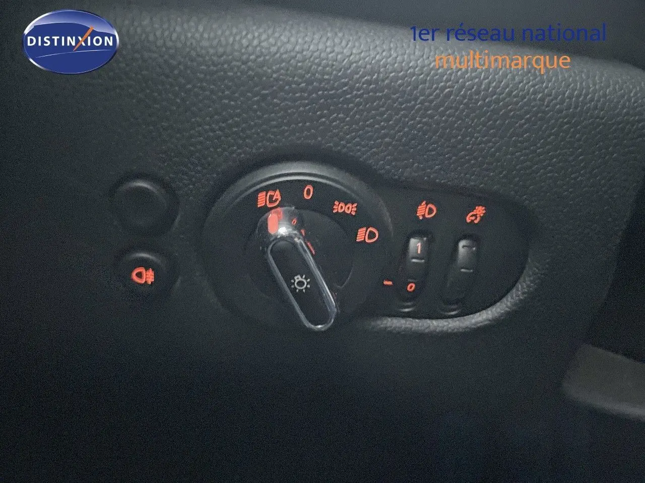 Commande des phares avec éclairage orange sur tableau de bord d'une MINI Cabriolet F57 rouge chili 2023