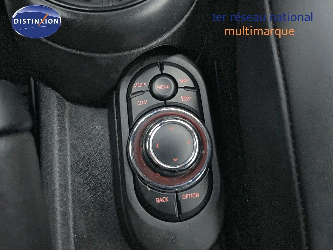 Gros plan sur la molette de commande centrale noire avec boutons rouges du MINI Cabriolet F57 rouge chili 2023.