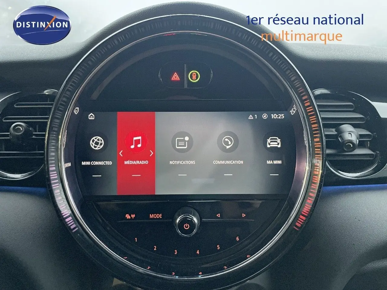 Écran tactile central rond du tableau de bord d'une MINI Cabriolet F57 2023, avec interface multimédia affichée.