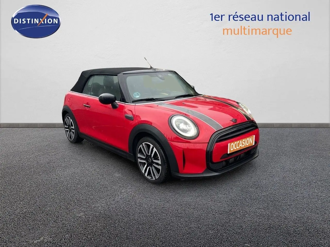 MINI Cabriolet F57 rouge chili vue 3/4 avant droit avec toit noir et bandes grises sur le capot