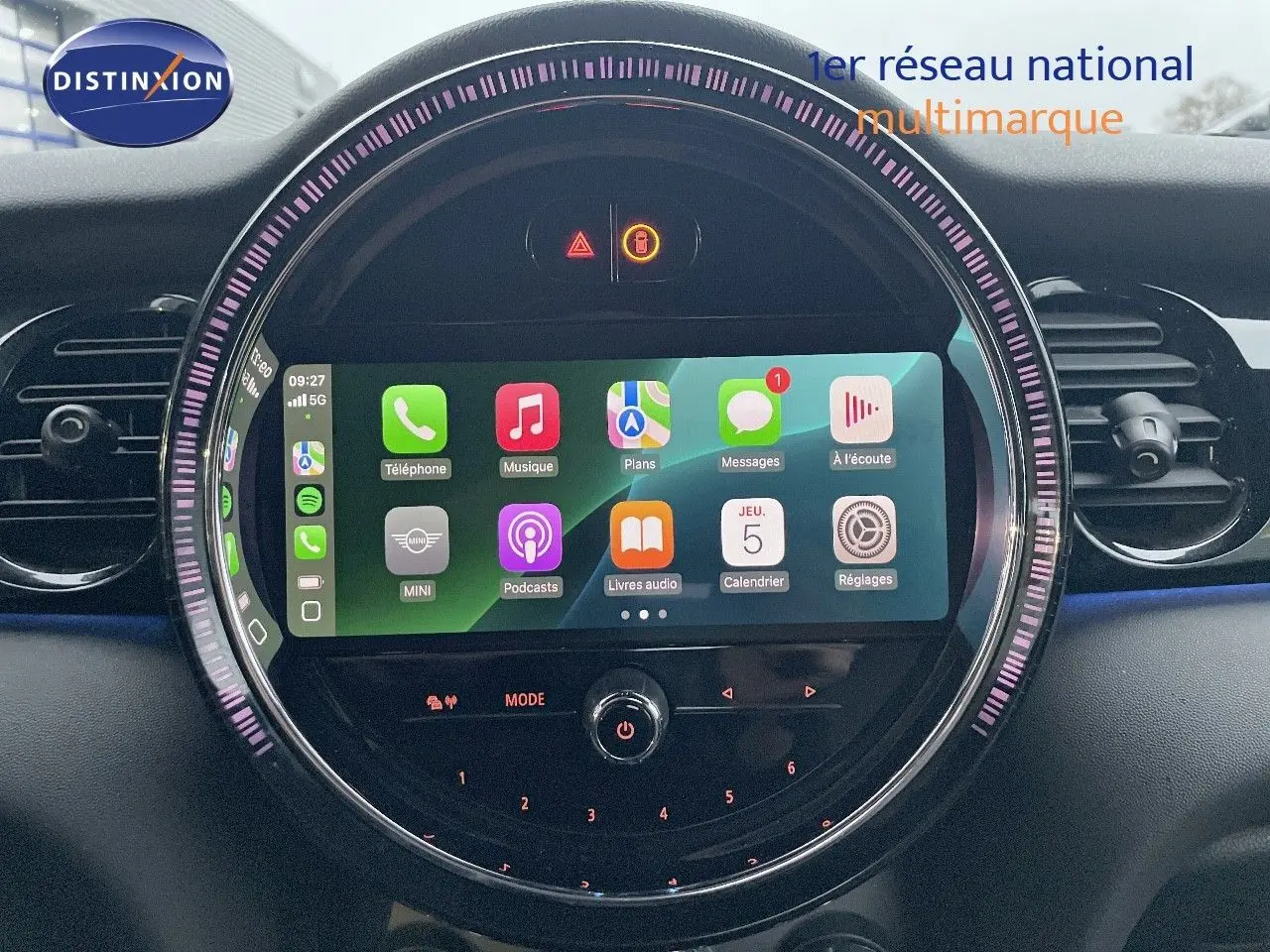 Tableau de bord de MINI Cabriolet F57 2023 avec écran tactile central rond affichant applications, ambiance intérieure noire.