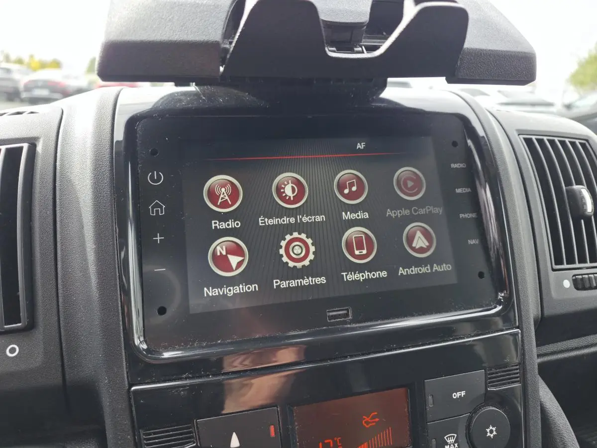 Écran tactile central du tableau de bord du fourgon blanc Opel Movano 2022 affichant les options multimédia et navigation