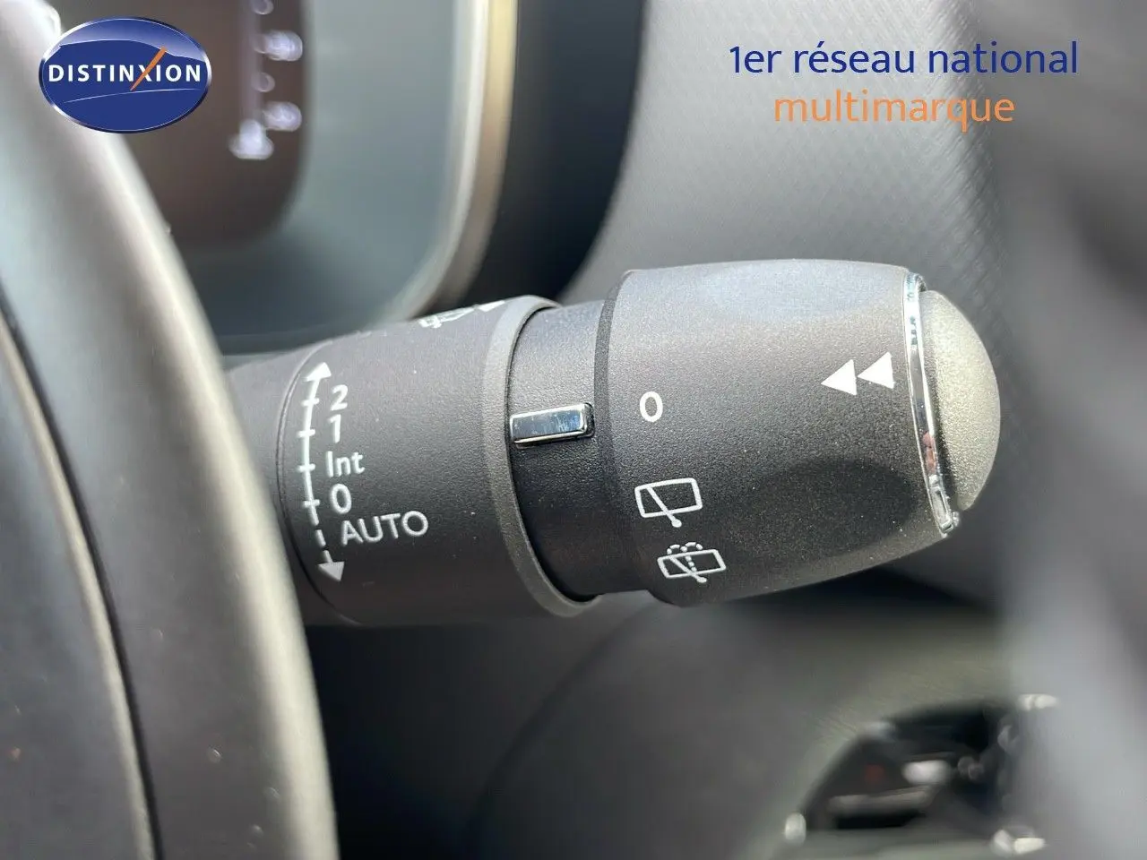 Gros plan sur la commande d'essuie-glace à gauche du volant du Citroën C5 Aircross blanc Okenite Metal 2025.