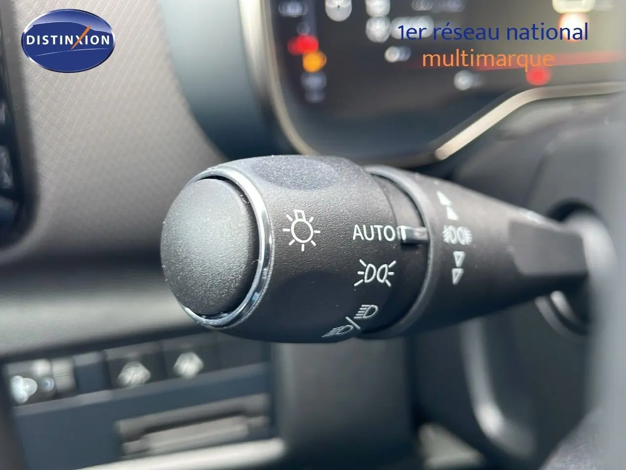 Gros plan sur la commande des phares du Citroën C5 Aircross 2025, soulignant les réglages automatiques et manuels.