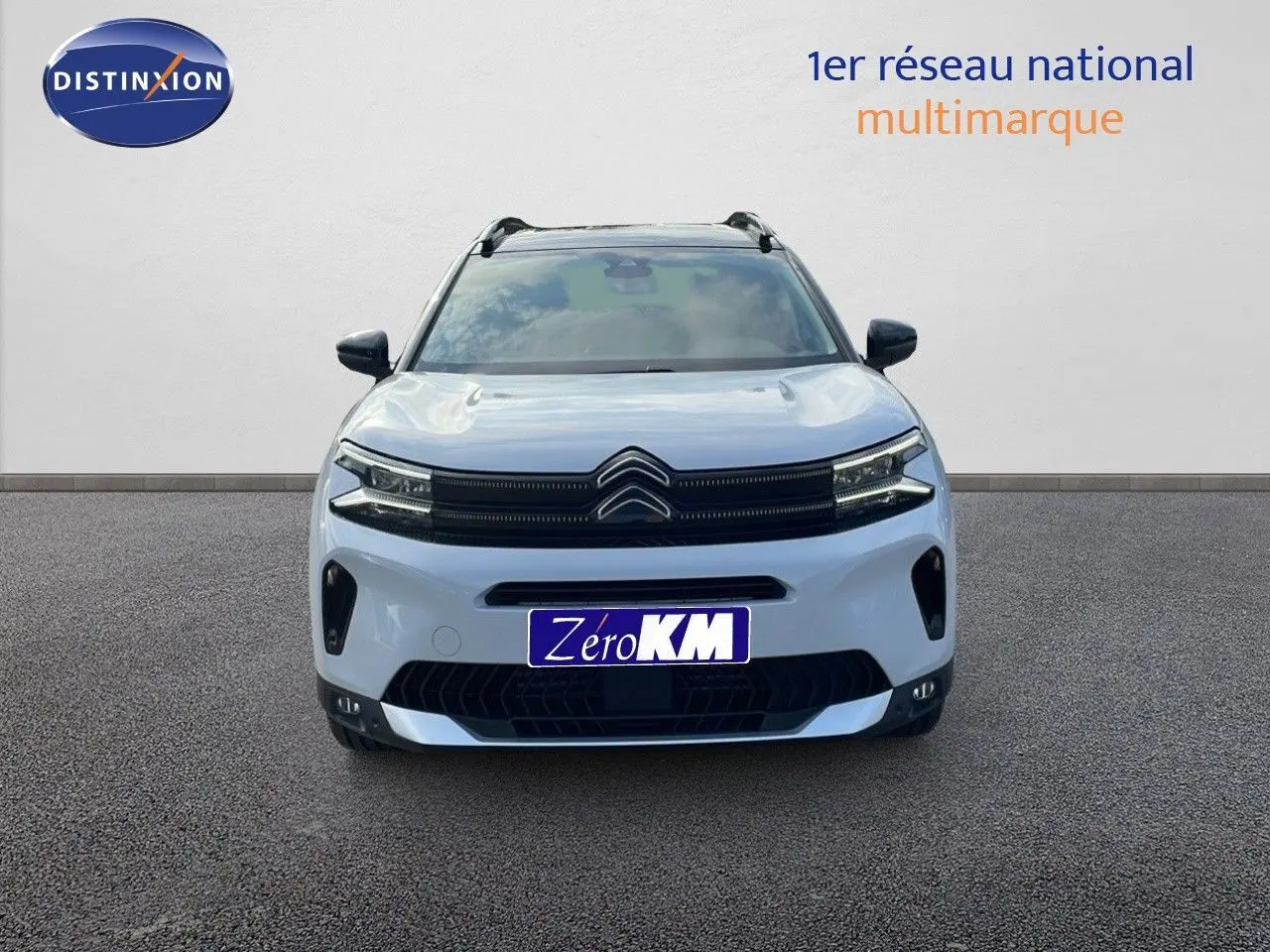 Citroën C5 Aircross blanc Okenite métal vue de face avec calandre noire et phares LED fins.