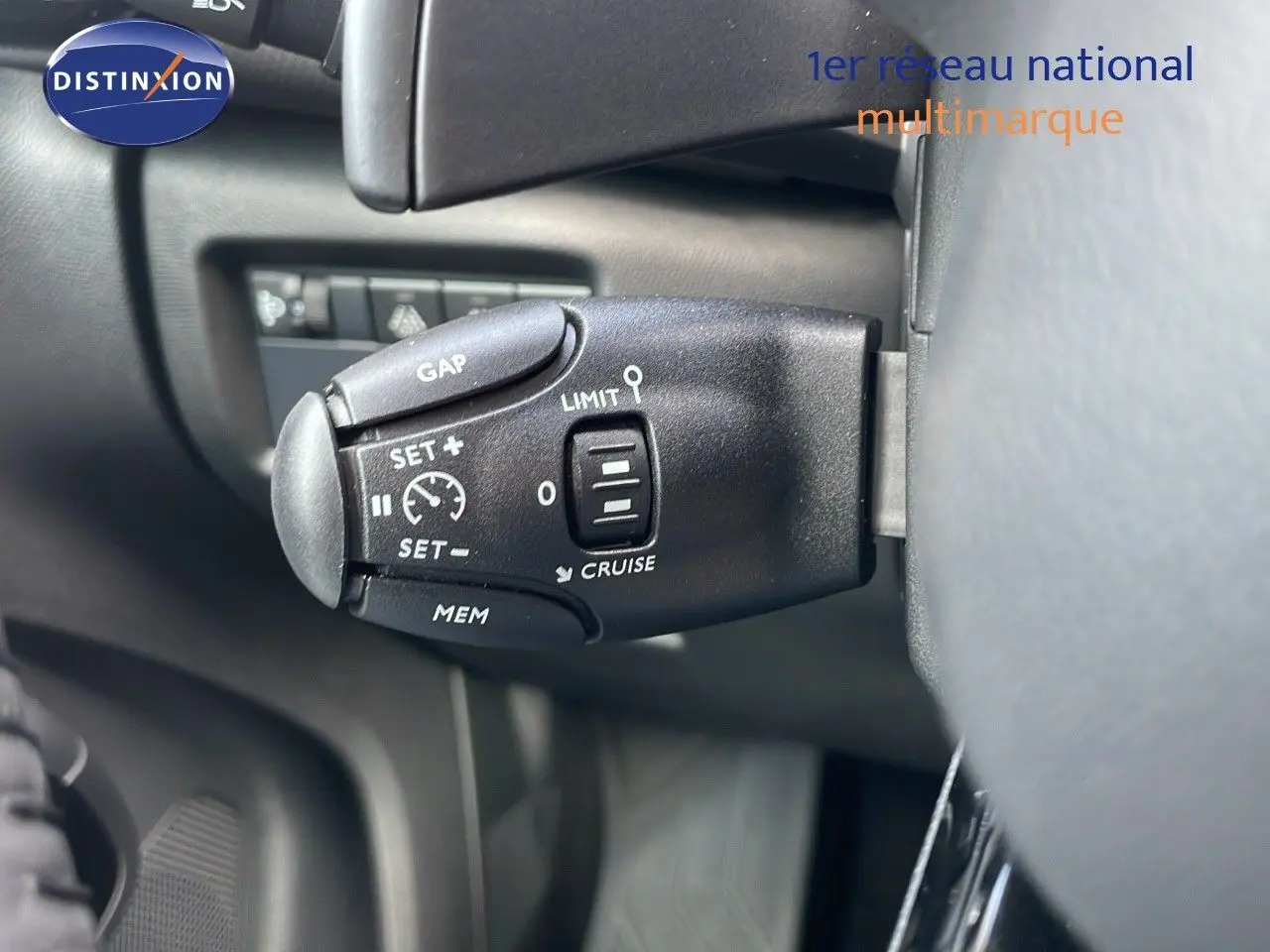 Gros plan sur la commande de régulateur de vitesse du Citroën C5 Aircross 2025, intérieur noir.