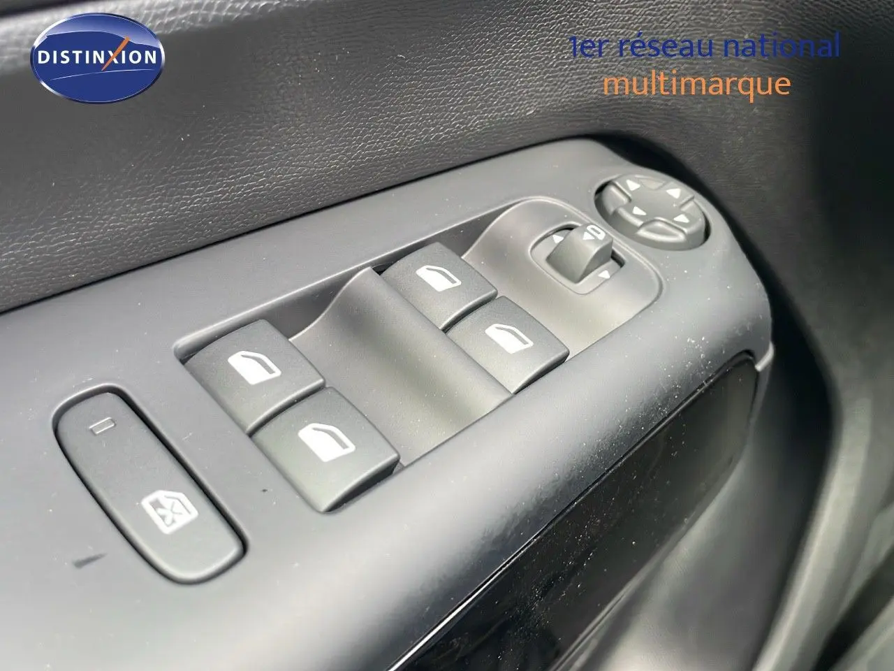 Gros plan sur les commandes des vitres électriques côté gauche intérieur du Citroën C5 Aircross blanc Okenite 2025.