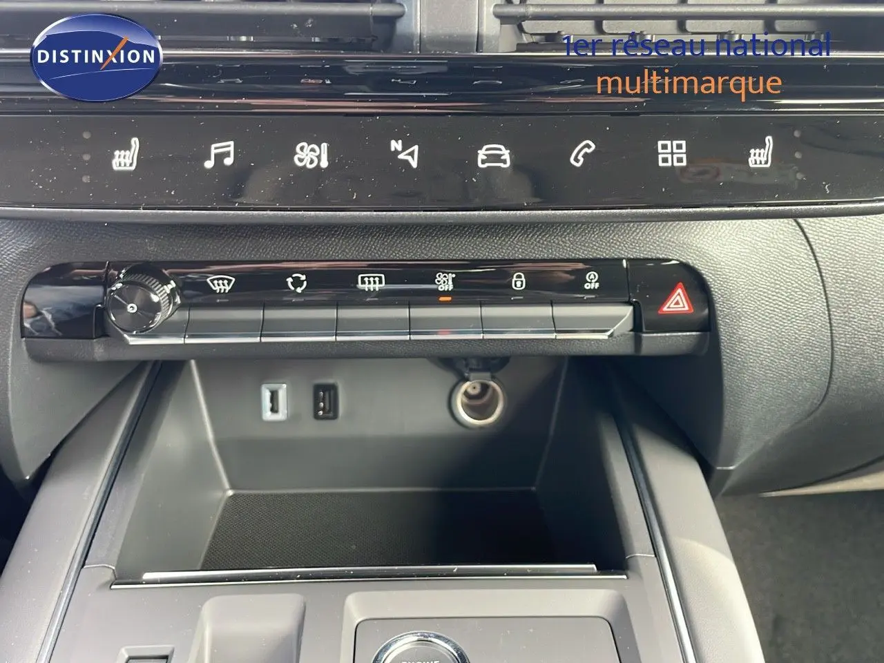 Console centrale avec commandes tactiles et prises USB d'un Citroën C5 Aircross blanc Okenite Metal 2025.