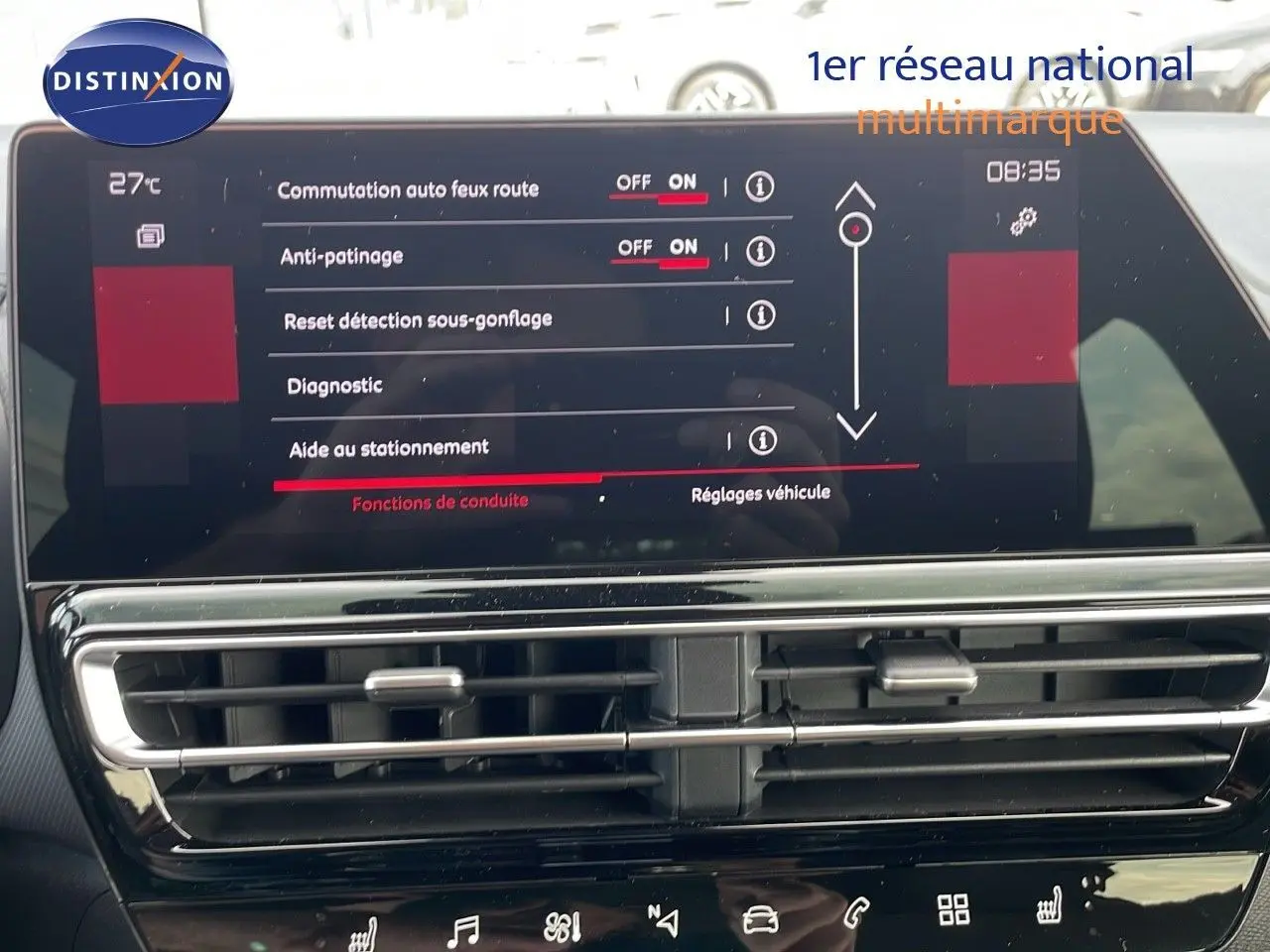 Écran tactile central affichant les réglages d’aide à la conduite dans l’habitacle du Citroën C5 Aircross blanc.