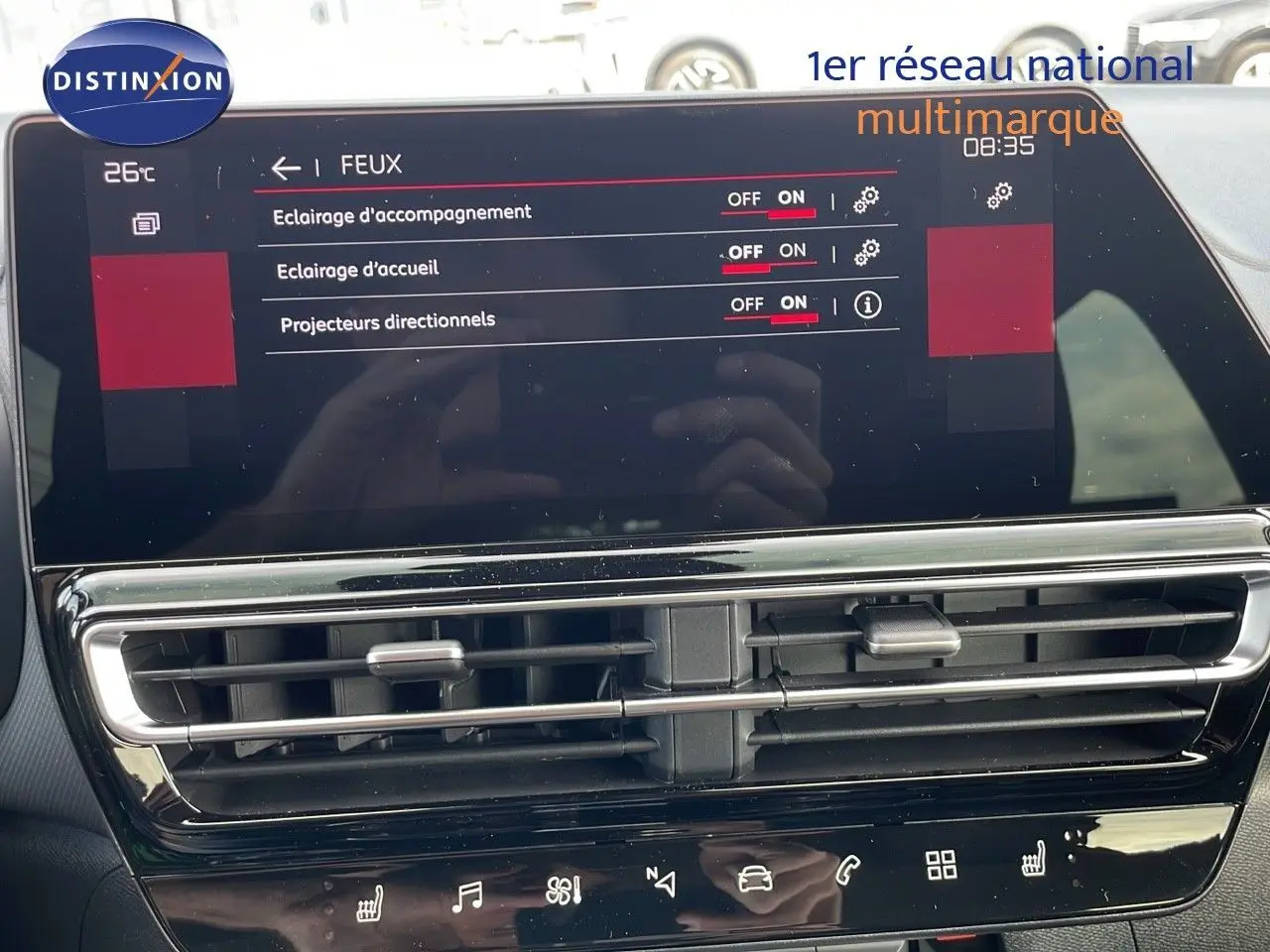 Écran tactile central affichant les réglages des feux dans l'habitacle d'une Citroën C5 Aircross blanc Okenite métal.