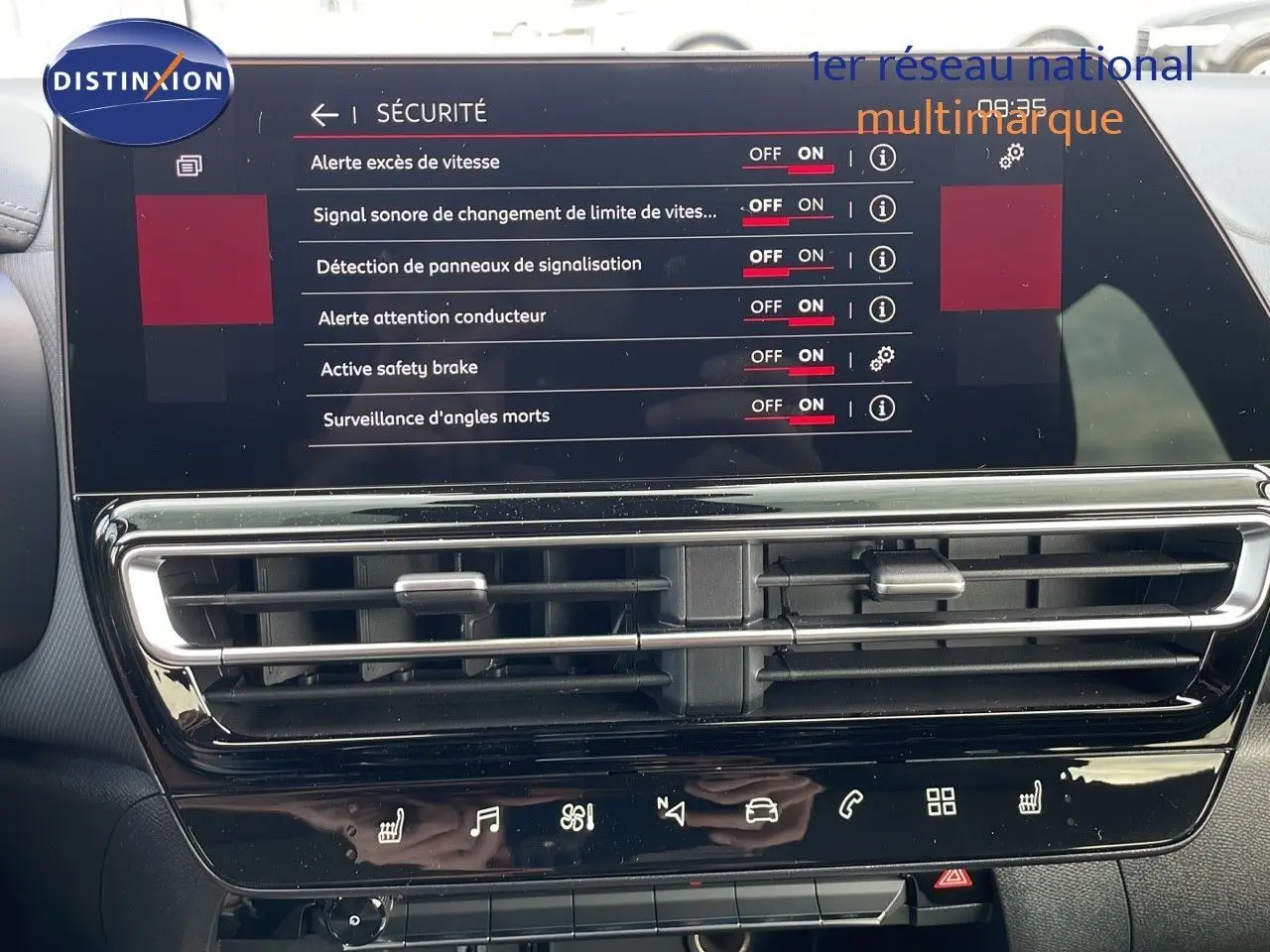 Écran tactile du système de sécurité du Citroën C5 Aircross 2025 avec commandes d’air et fonctions activées.