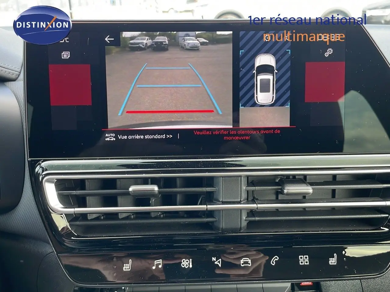 Écran tactile intérieur montrant la caméra de recul avec vue arrière et aide au stationnement du Citroën C5 Aircross 2025.