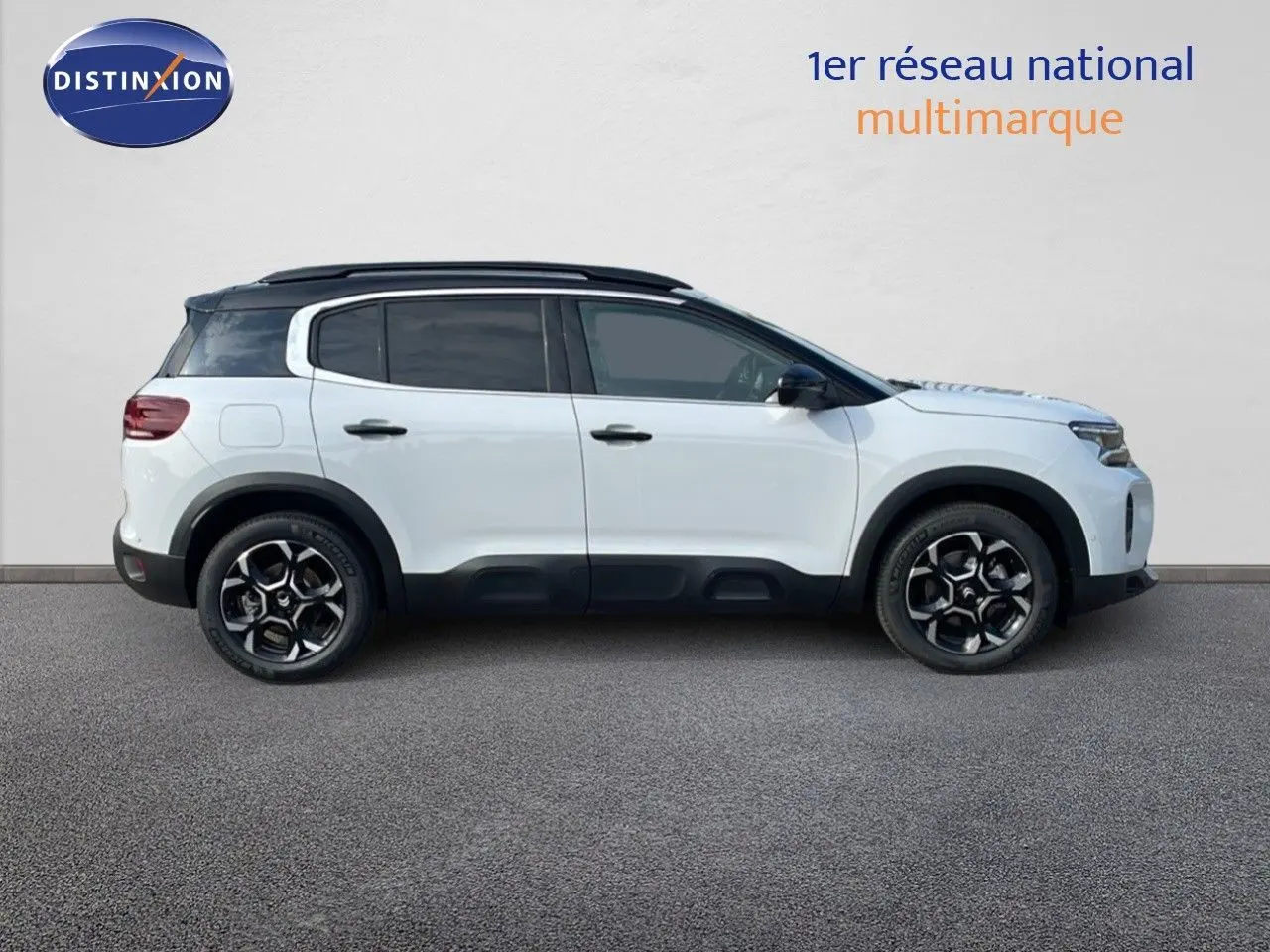 Profil côté gauche d'un Citroën C5 Aircross blanc Okenite Metal 2025 avec jantes bi-ton et toit noir.