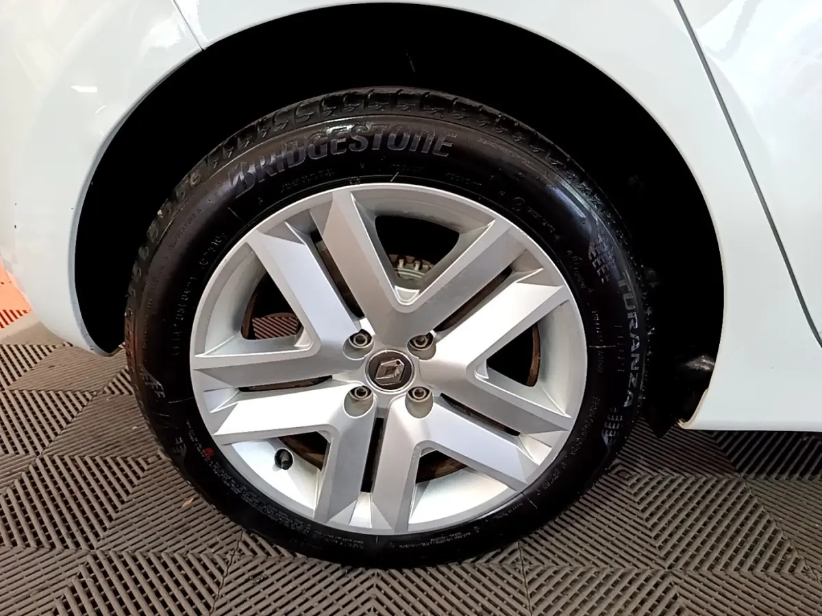 Gros plan sur la roue avant droite blanche d’une Renault Clio Business 2021 avec jante alliage et pneu Bridgestone.