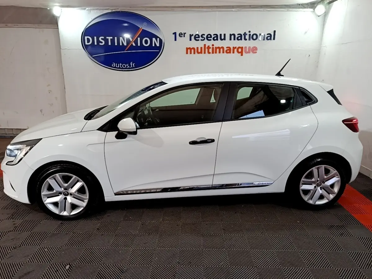 Renault Clio Business blanche vue de profil côté gauche, avec jantes alliage et rétroviseurs blancs.