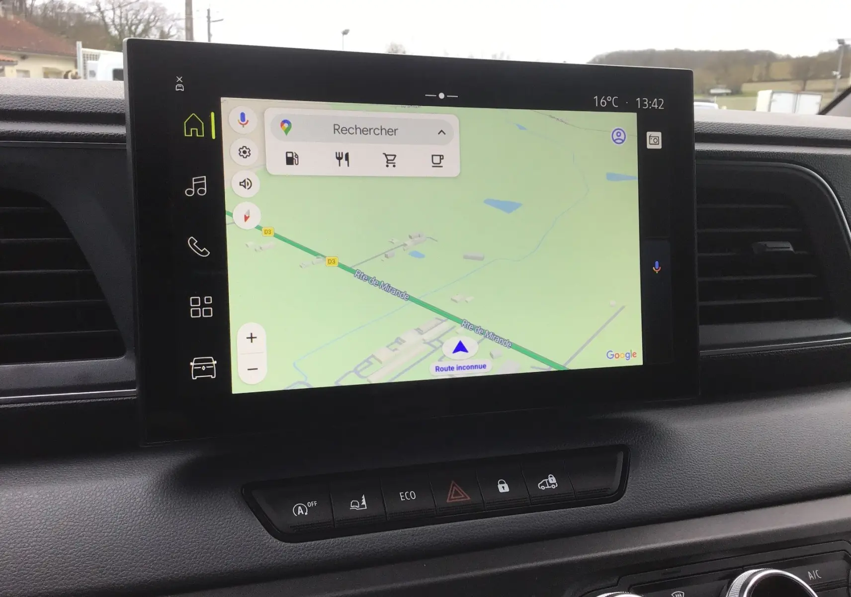 Écran tactile central avec navigation Google Maps dans l’habitacle du Renault Master blanc, vue de face.