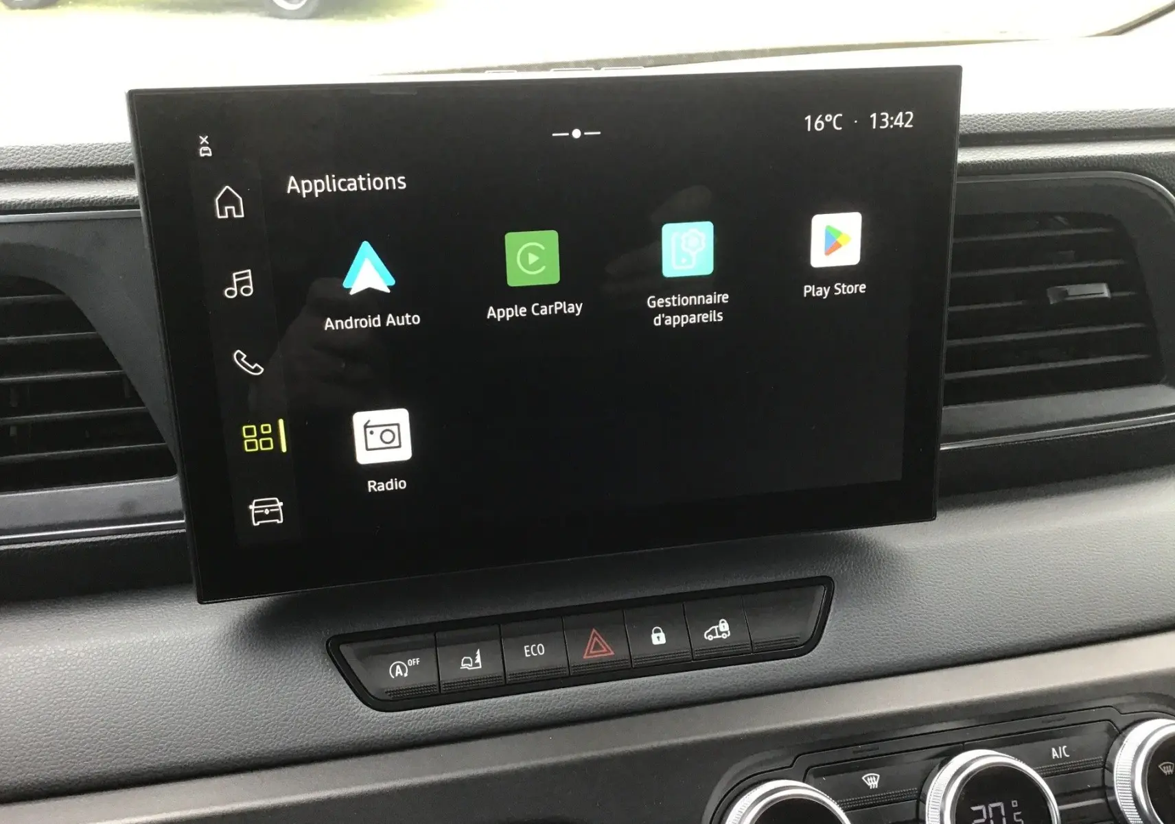 Vue rapprochée de l'écran tactile central du Renault Master blanc 2026, affichant les applications Android Auto et Apple CarPlay.