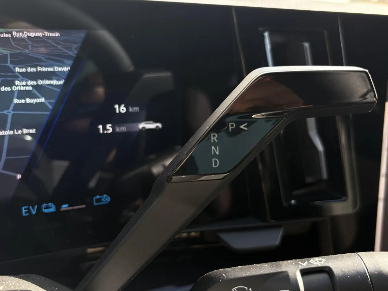 Le levier de vitesses automatique noir du Renault Rafale E-Tech, avec affichage digital en arrière-plan.