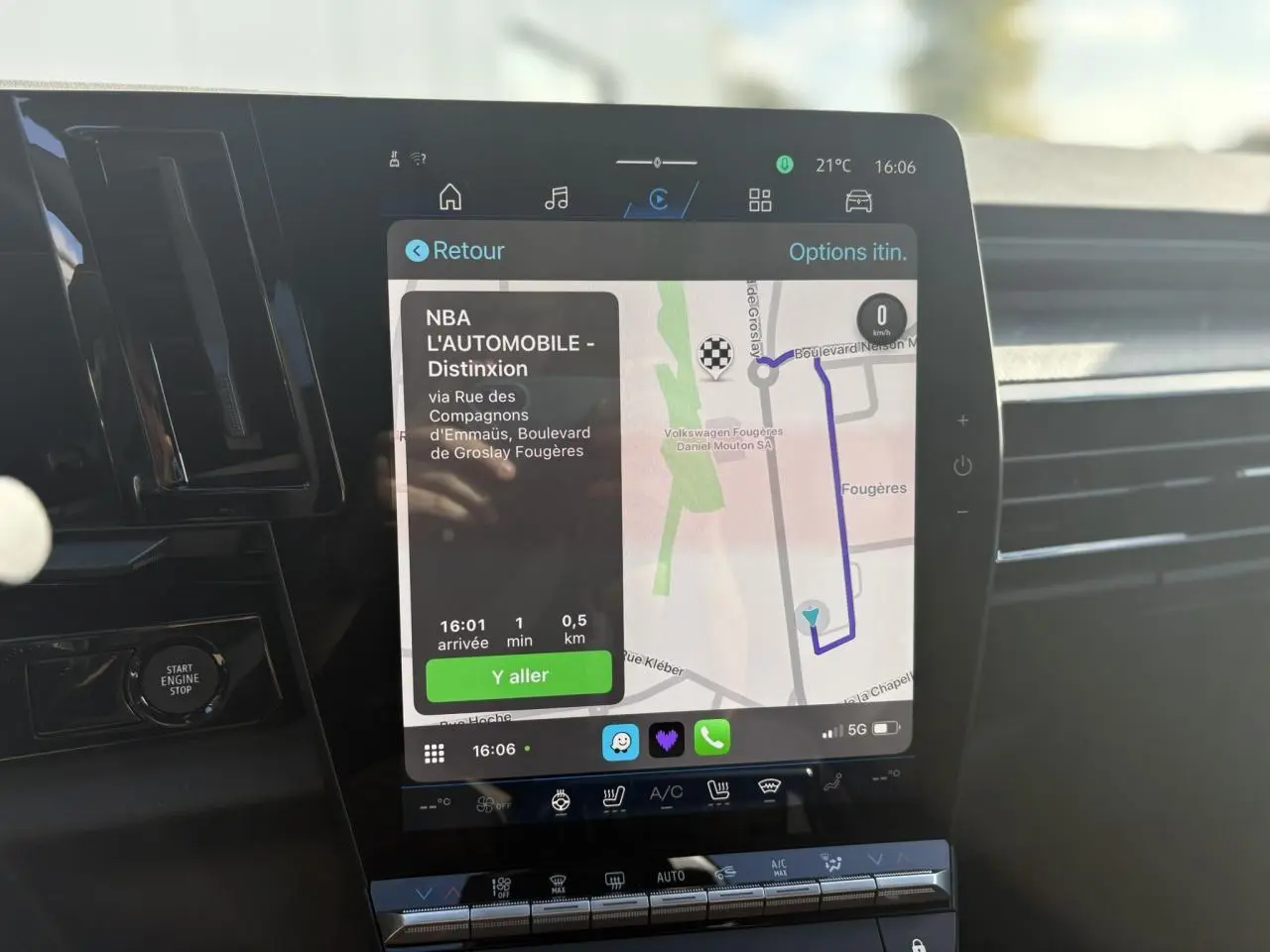 Écran tactile central du Renault Rafale E-Tech gris schiste affichant la navigation GPS et commandes climatisation.