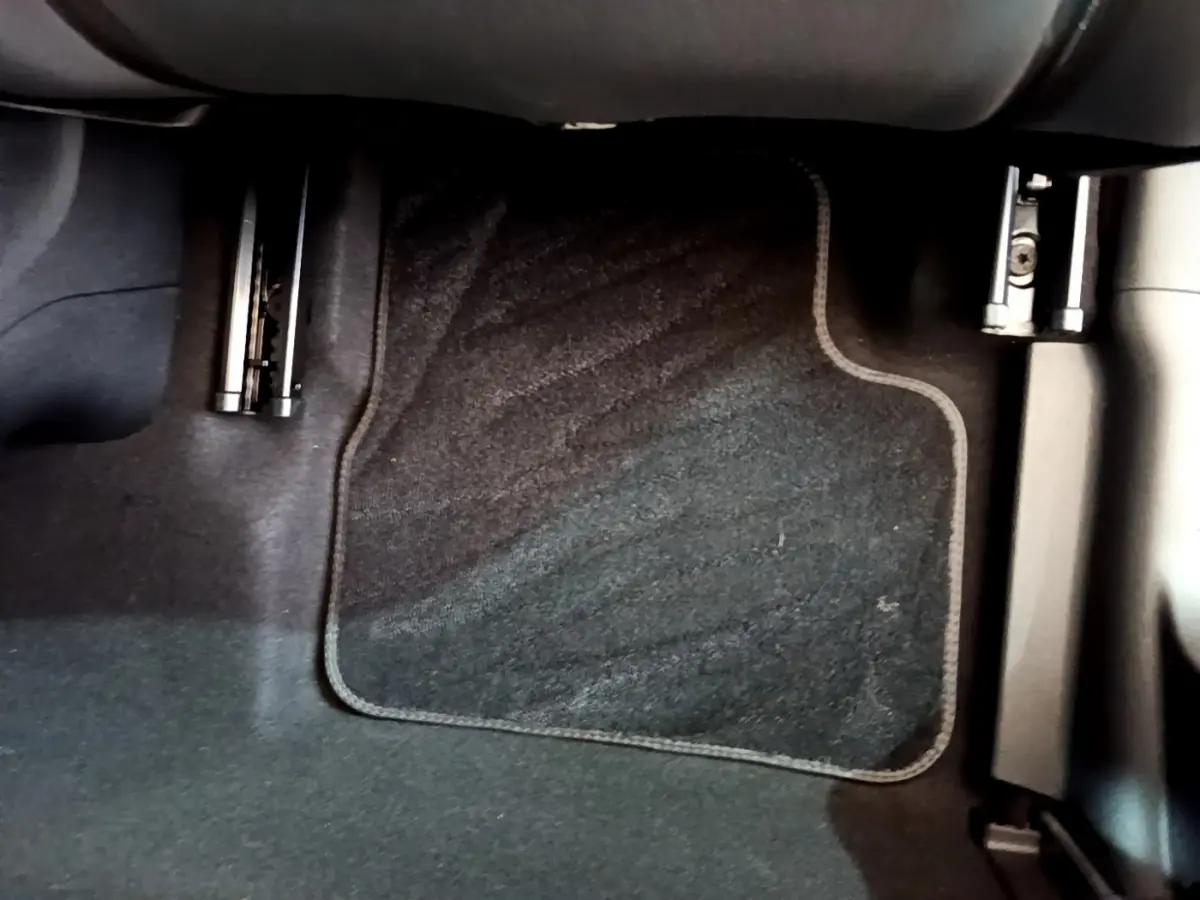 Vue rapprochée du pédalier côté conducteur de la Fiat 500 électrique 42kWh Icône avec tapis de sol noir.