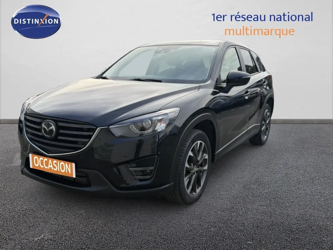 Vue 3/4 avant d'un Mazda CX-5 noir 2017 avec jantes alliage et calandre distinctive sur fond neutre.