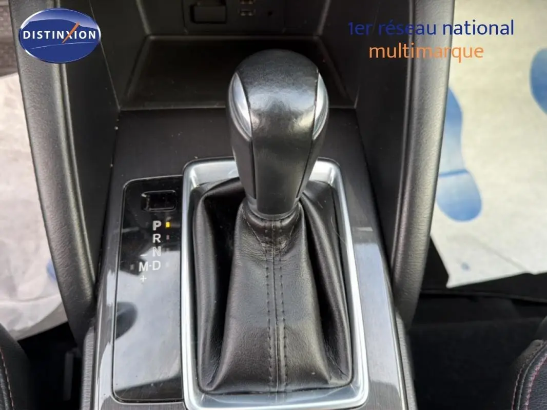 Le levier de vitesses automatique noir du Mazda CX-5 2017, vue rapprochée de la console centrale.