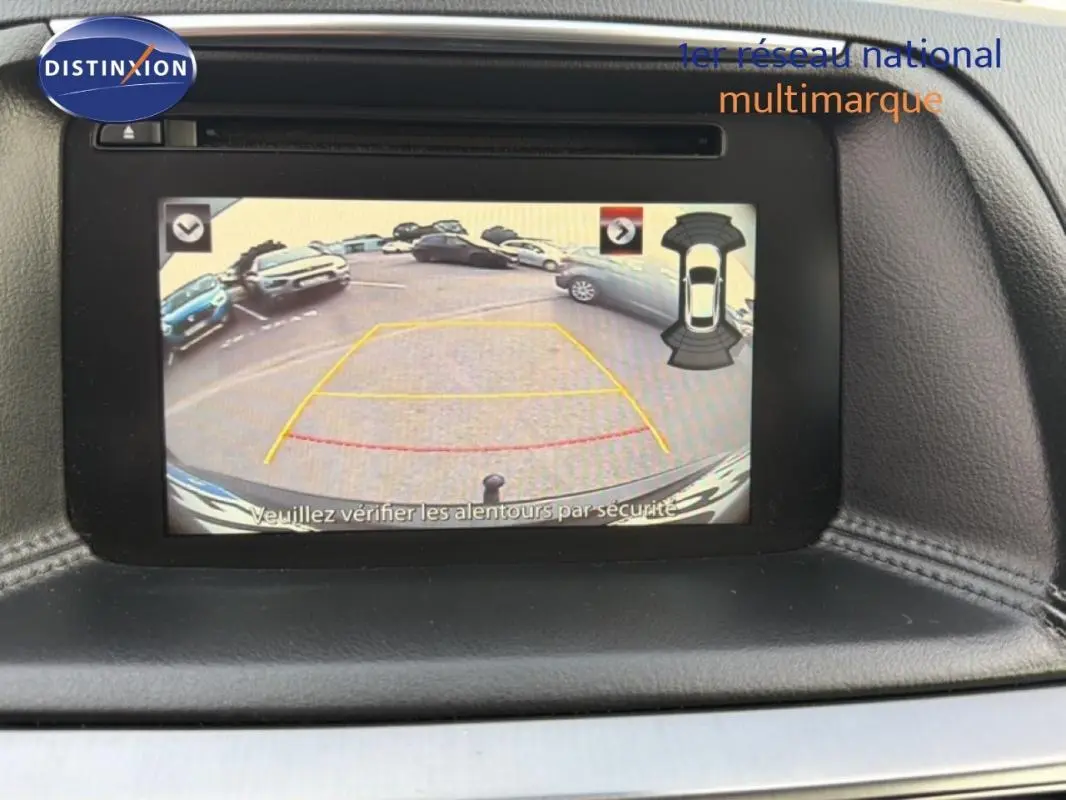 Écran de caméra de recul du Mazda CX-5 noir 2017 montrant l'arrière avec lignes de guidage et vue du parking.