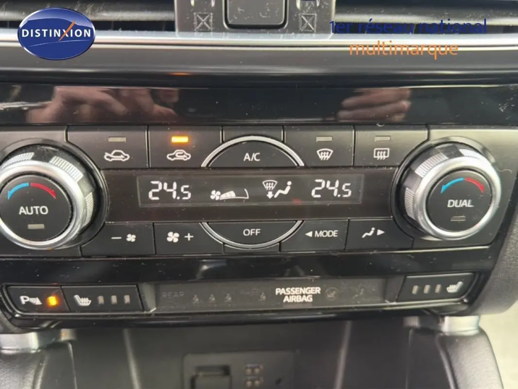 Panneau de climatisation automatique bi-zone du Mazda CX-5 noir avec réglages à 24,5°C et commandes tactiles éclairées.