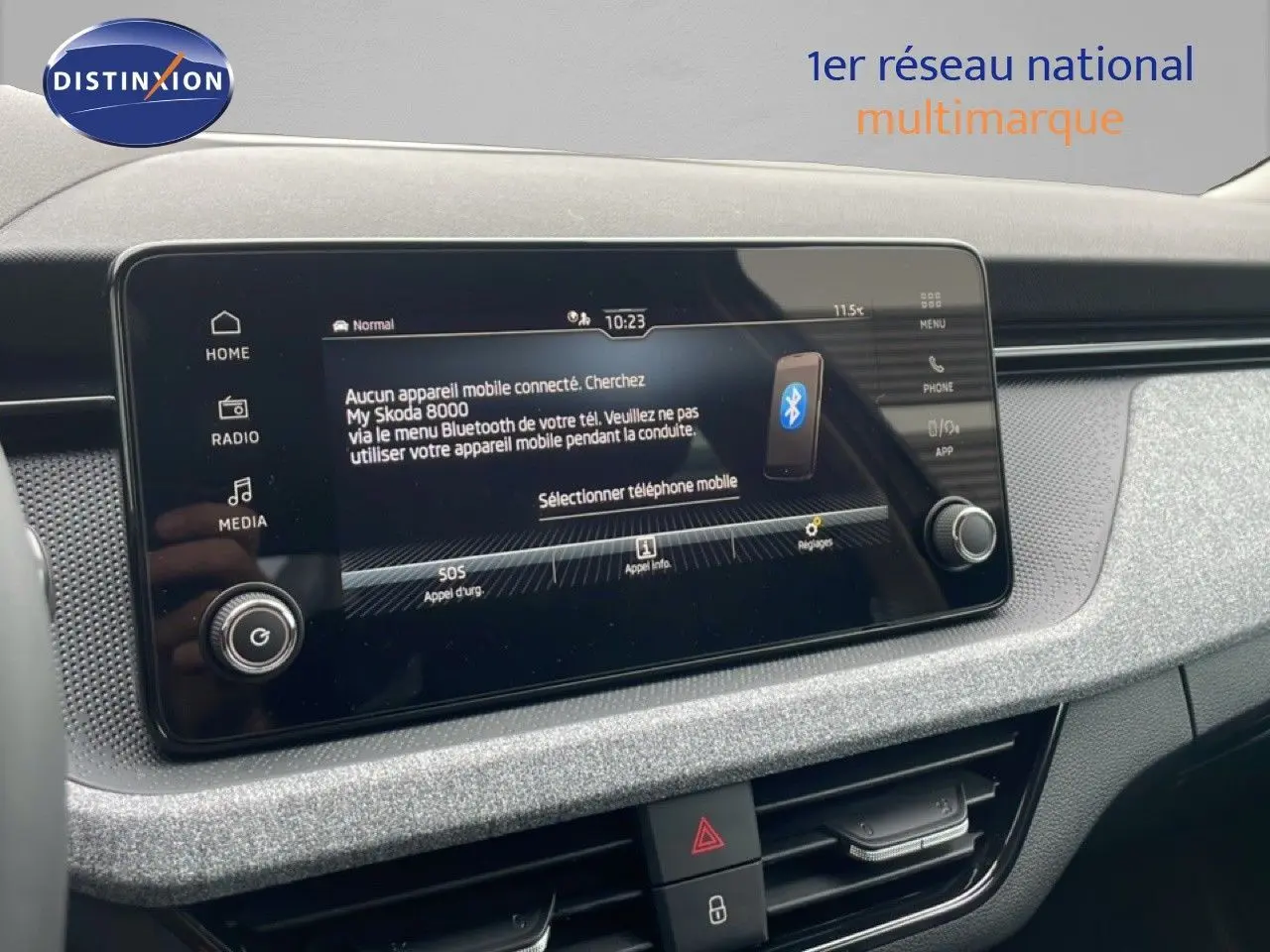 Vue rapprochée de l'écran tactile central du tableau de bord du Skoda Kamiq gris graphite 2025 affichant le menu Bluetooth.